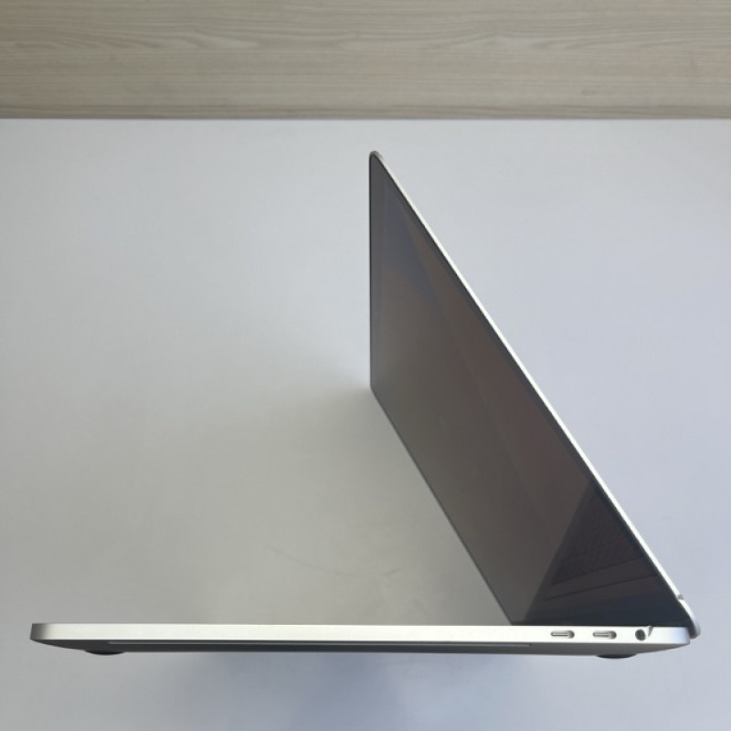 MacBook Pro 15 2019 Silver I7 2.6ghz 32/512